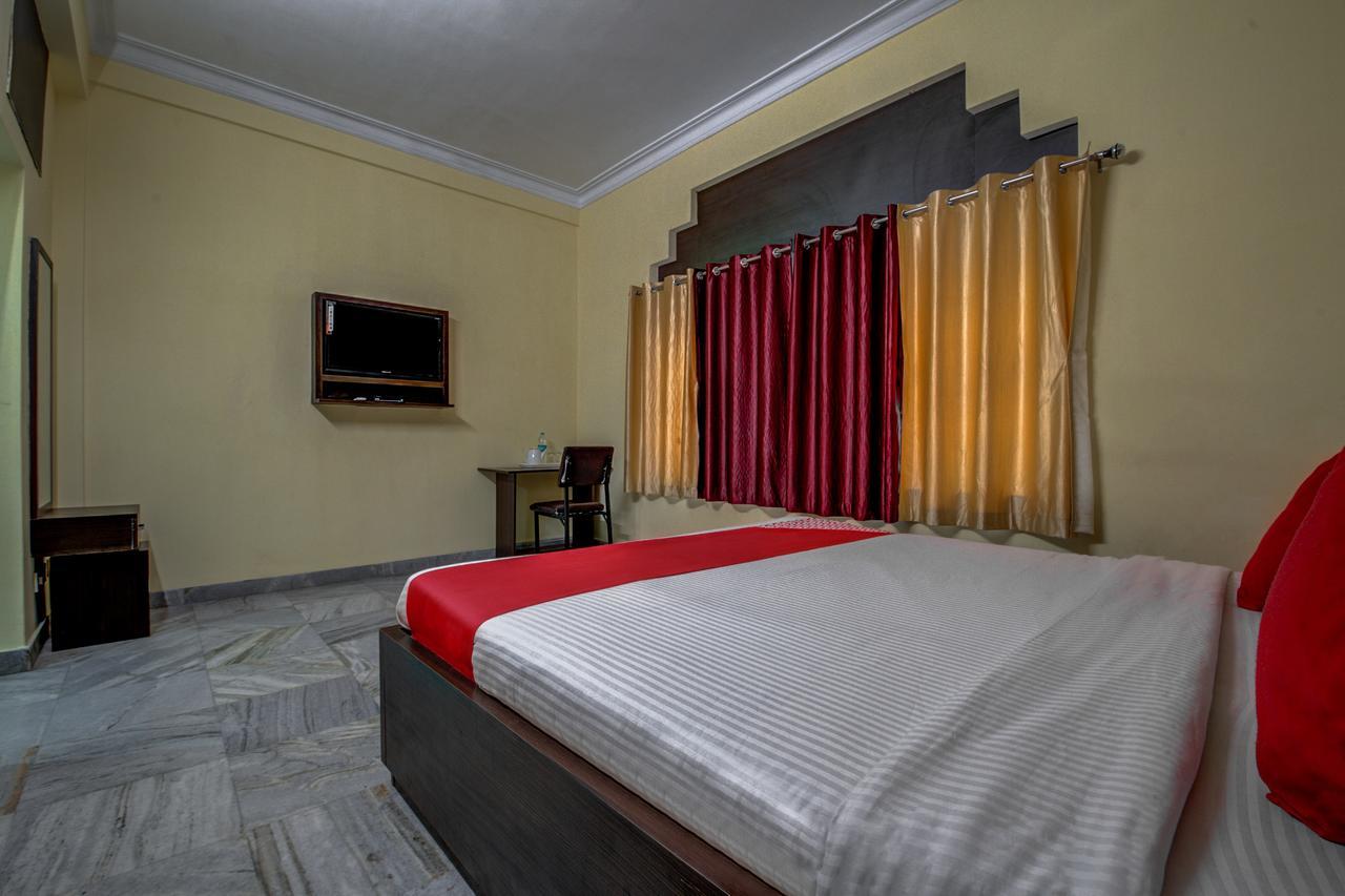 Oyo 12960 Hotel Adrija Salt Lake City Extérieur photo